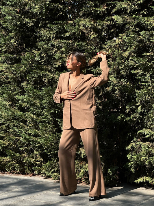 Suit with elastic pants